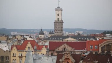 Lviv. Ukrayna. Peyzaj kenti yukarıdan. Güzel eski şehir binalar. Çatı Üstten Görünüm