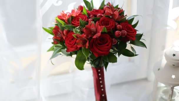 Primer plano de hermoso ramo de flores rojas sobre el fondo blanco. Ramo de boda — Vídeo de stock