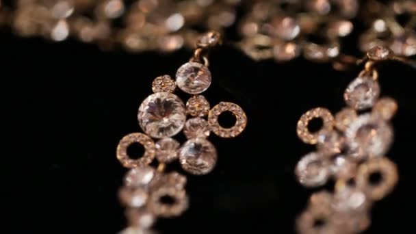 Close-up video van armband en oorbellen in sieraden doos. Luxe sieraden in geschenkdoos met zwarte doek. — Stockvideo