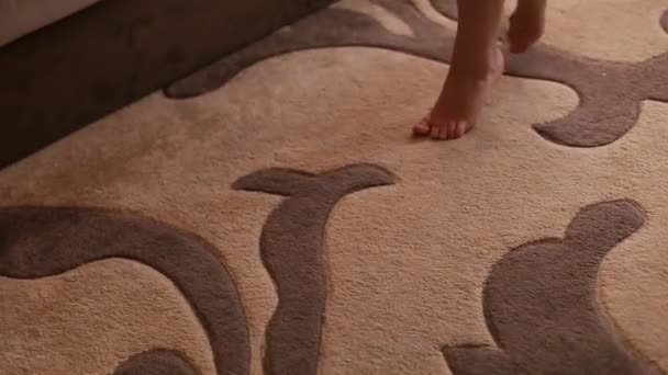 Close-up womans voeten lopen op het tapijt. Tip teen. Vrouwelijke poten met mooie manicure. Voordat de ceremonie van het huwelijk — Stockvideo