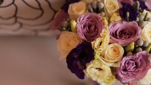 Hermoso ramo de flores de boda. De cerca. Ramo de novia amarillo, rosa y púrpura — Vídeos de Stock