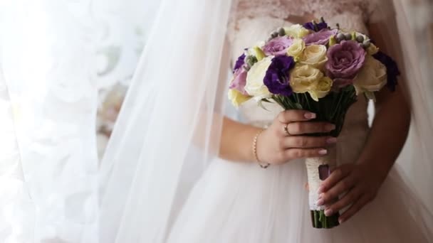 Sposa in possesso di bouquet da sposa. Bellissimo bouquet di fiori da sposa in mani da sposa. Chiudete. Bouquet da sposa giallo, rosa e viola . — Video Stock