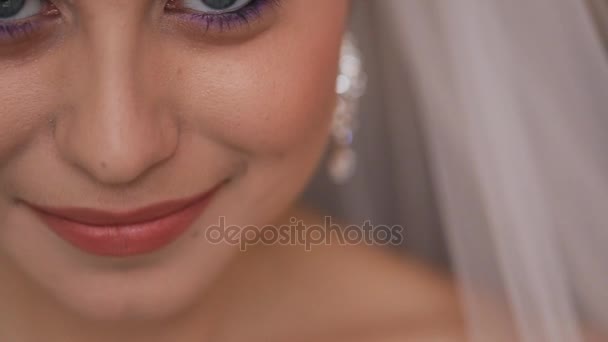 Közelről menyasszony a gyönyörű menyasszonyi fátyol, esküvői ceremónia előtt portréja. Termés — Stock videók