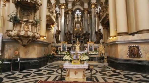 Lviv, Ucrania. Iglesia Dominicana en el interior. Hermoso interior y esculturas. Disparo en cámara lenta. Templo — Vídeo de stock