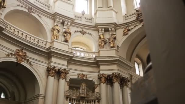 Lviv, Ucrania. Iglesia Dominicana en el interior. Hermosas esculturas interiores y doradas. Disparo en cámara lenta. Templo — Vídeos de Stock