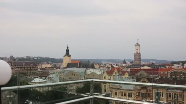 Lviv Ukraina. Lanscape vy över staden från ovan. Vackra gamla stadens byggnader. Taket ovanifrån — Stockvideo