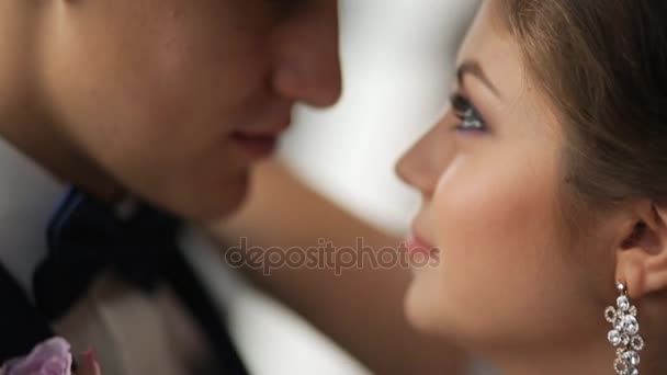 Chiudi sposo e sposa che si guardano e sorridono. Ho appena sposato Slow motion shot. — Video Stock