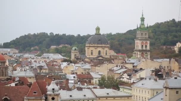 Львов. Украина. Вид на город сверху. Красивые старые городские здания. Вид сверху на крышу — стоковое видео