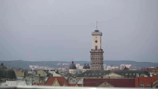 Львов. Украина. Вид на город сверху. Красивые старые городские здания. Вид сверху на крышу — стоковое видео