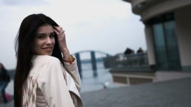 Saçları ve güneş gözlüğü ile yürütülmesinin yürüyen genç, duygusal ve mutlu esmer kadın