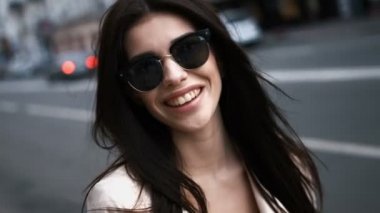 Moda yaşam tarzı şehir, sokak moda poz siyah güneş gözlüğü güzel kadın portre