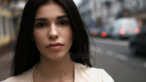 Close-up van portret van sensuele jonge mooie brunette vrouw, met lange haren, perfecte huid en trendy natuurlijke make-up, kijken camera, prachtige glimlach, zachte pastel kleuren. — Stockvideo