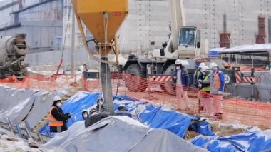 Chernobyl, Ukrayna - 24 Mayıs 2015: İşçi kafes hapsi topla. Chernobyl dışlama bölgesi dördüncü iktidarı yeni bir güvenli doğumdan inşaatı.