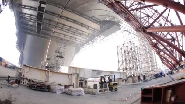 CHERNOBYL, UKRAINE - MAY 24, 2015: Workers assemble cage confinement. Construction of a new safe confinement over the fourth power in the Chernobyl exclusion zone. — Stock Video