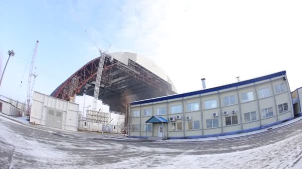 Chernobyl, Ukrajna - 2015. május 24.: A dolgozók össze Ketrecblokk szülés. Építése egy új biztonságos szülés a negyedik hatalom a Chernobyl kizárását övezetben. — Stock videók
