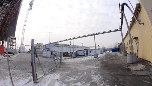 ЧЕРНОБИЛ, УКРАИНА - 24 мая 2015 г.: Рабочие собираются в клетку. Строительство новой безопасной зоны над четвертой электростанцией в Чернобыльской зоне отчуждения . — стоковое видео