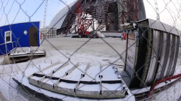 Chernobyl, Oekraïne - 24 mei 2015: Assembleren werknemers kooi opsluiting. Bouw van een nieuwe veilige bevalling op de vierde macht in de zone van de uitsluiting Chernobyl. — Stockvideo