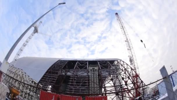 Chernobyl, Oekraïne - 24 mei 2015: Assembleren werknemers kooi opsluiting. Bouw van een nieuwe veilige bevalling op de vierde macht in de zone van de uitsluiting Chernobyl. — Stockvideo