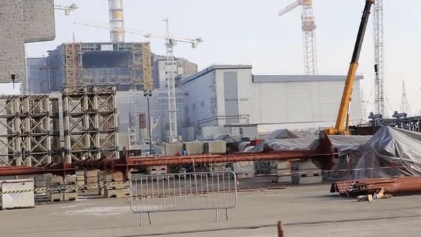 CHERNOBYL, UCRANIA - 11 DE MAYO DE 2015: Construcción de un nuevo confinamiento seguro sobre la cuarta potencia en la zona de exclusión de Chernóbil . — Vídeos de Stock