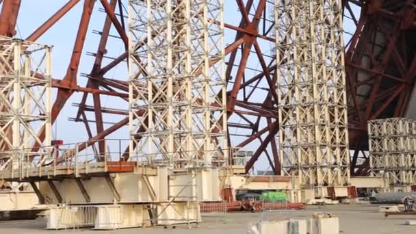 CHERNOBYL, UKRAINE - MAY 11, 2015: Construction of a new safe confinement over the fourth power in the Chernobyl exclusion zone. — Stock Video