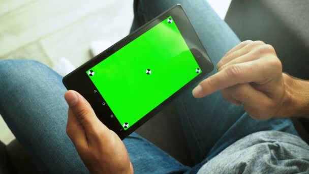 Bel homme utilisant tablette PC à la maison écran vert, clé chromatique, points de suivi — Video