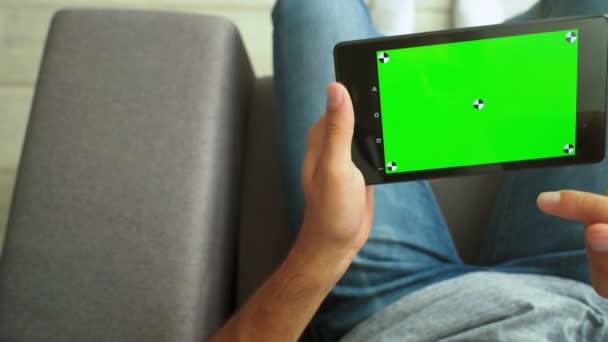 Красивый человек с помощью планшетного ПК на домашнем зеленом экране, хрома ключ, точки отслеживания — стоковое видео