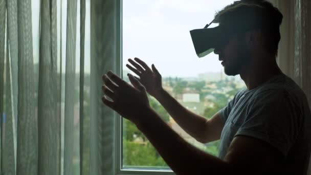 Ung man använder kartong Vr glasögon i hans rum. — Stockvideo