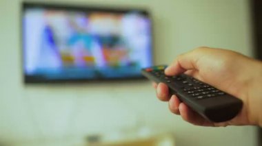 adam evde tv uzaktan kumanda ile gülümseyen insanlar, teknoloji ve eğlence kavramı-