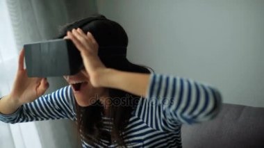 Sanal gerçeklik gözlük evde genç şirin esmer kadının.