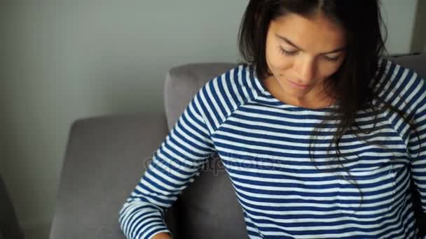 Zblízka atraktivní brunetka držení tabletu v ruce, při pobytu doma. — Stock video