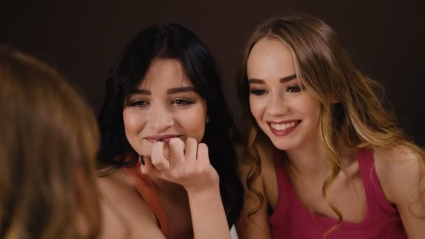 Tres amigos sonrientes hablando en la cama en su habitación del campus . — Vídeo de stock