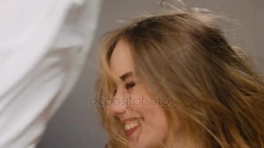 Güzel genç arkadaşlar yastık kavgası yavaş yatak odasında olan 120 fps hareket