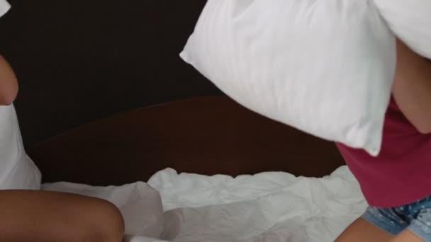 Hermosos jóvenes amigos que tienen una pelea de almohadas en el dormitorio cámara lenta 120 fps — Vídeo de stock
