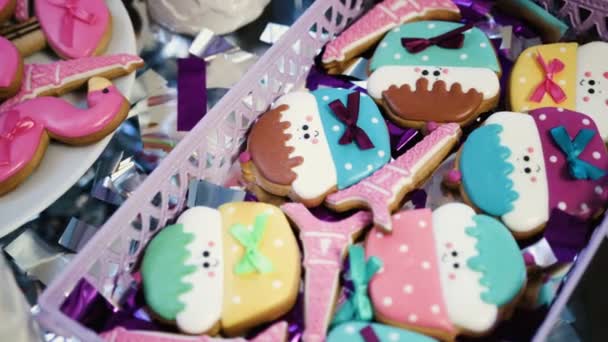 Colorida barra de caramelo para niños. Deliciosas y hermosas galletas de pan de jengibre — Vídeo de stock