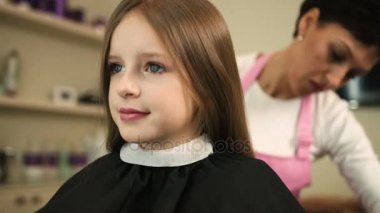 Profesyonel kuaför, Güzellik Salonu, küçük bir kız saç modeli yapmak stilist görünümünü kapat