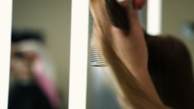 Stilist, Kuaför Güzellik Salonu güzel genç kız saç modeli yapmak görünümünü kapat