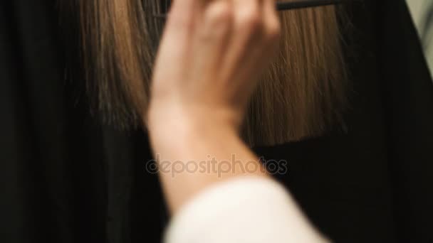 Profesyonel kuaför stilist kesme uzun sarı kadının saç düzeltici Güzellik Salonu ile. Yakın çekim — Stok video