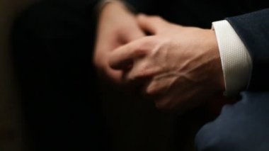 Adam elinde bir araya kapatın. Damat Düğün elbise eller. İş adam silah