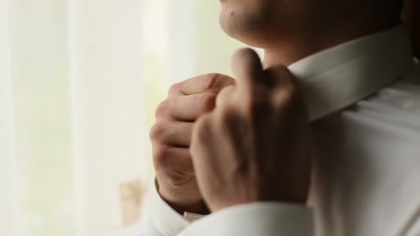 Groom abotoando camisa branca antes da cerimônia de casamento. Homem a preparar-se para o trabalho, a vestir camisa branca. Fechar — Vídeo de Stock