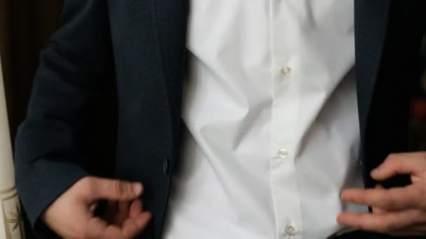 Bruidegom klaar voordat de ceremonie van het huwelijk. Man buttoning vest. Close-up — Stockvideo