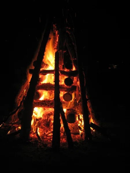 Siyah arka plan ateşin ortasına