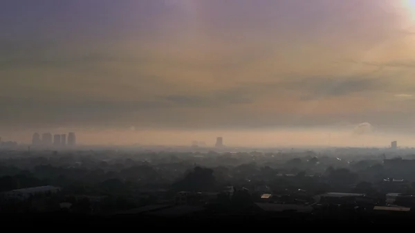 Stadsgezicht in de mist — Stockfoto