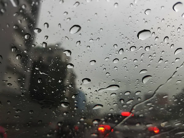Gün yağmur içinde trafik sıkışıklığı