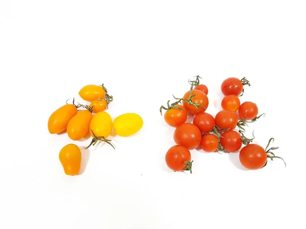 Tomates frescos sobre fundo branco — Fotografia de Stock