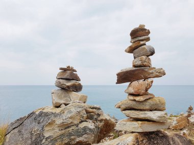 Deniz kenarında yığılmış taşlar