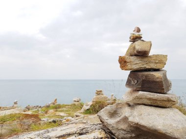 Deniz kenarı taş yığını