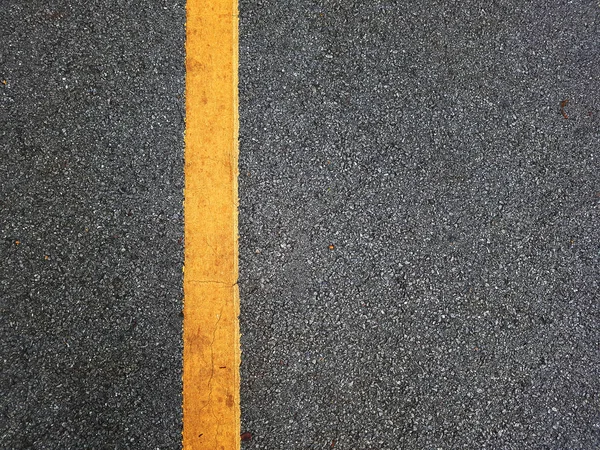 asfalt yol ile sarı çizginin
