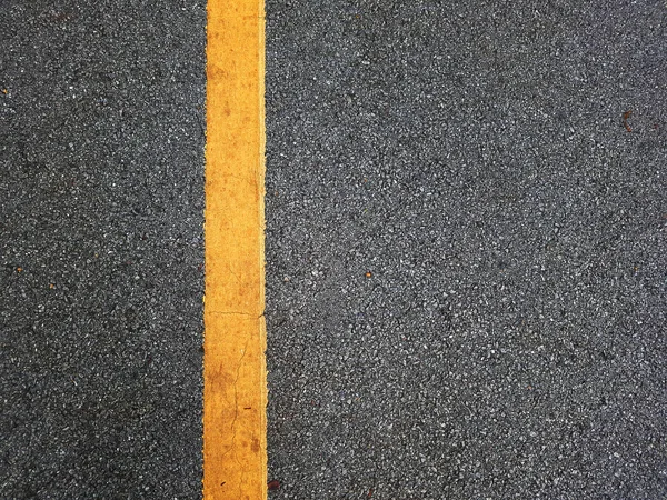 Aspal jalan dengan garis kuning — Stok Foto