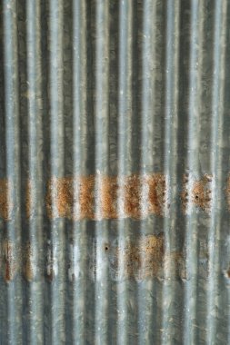 Eski paslı çinko kaplama duvar dokusu arkaplanı.