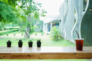 Ice Americano 'yu kafenin arka planında kapat..